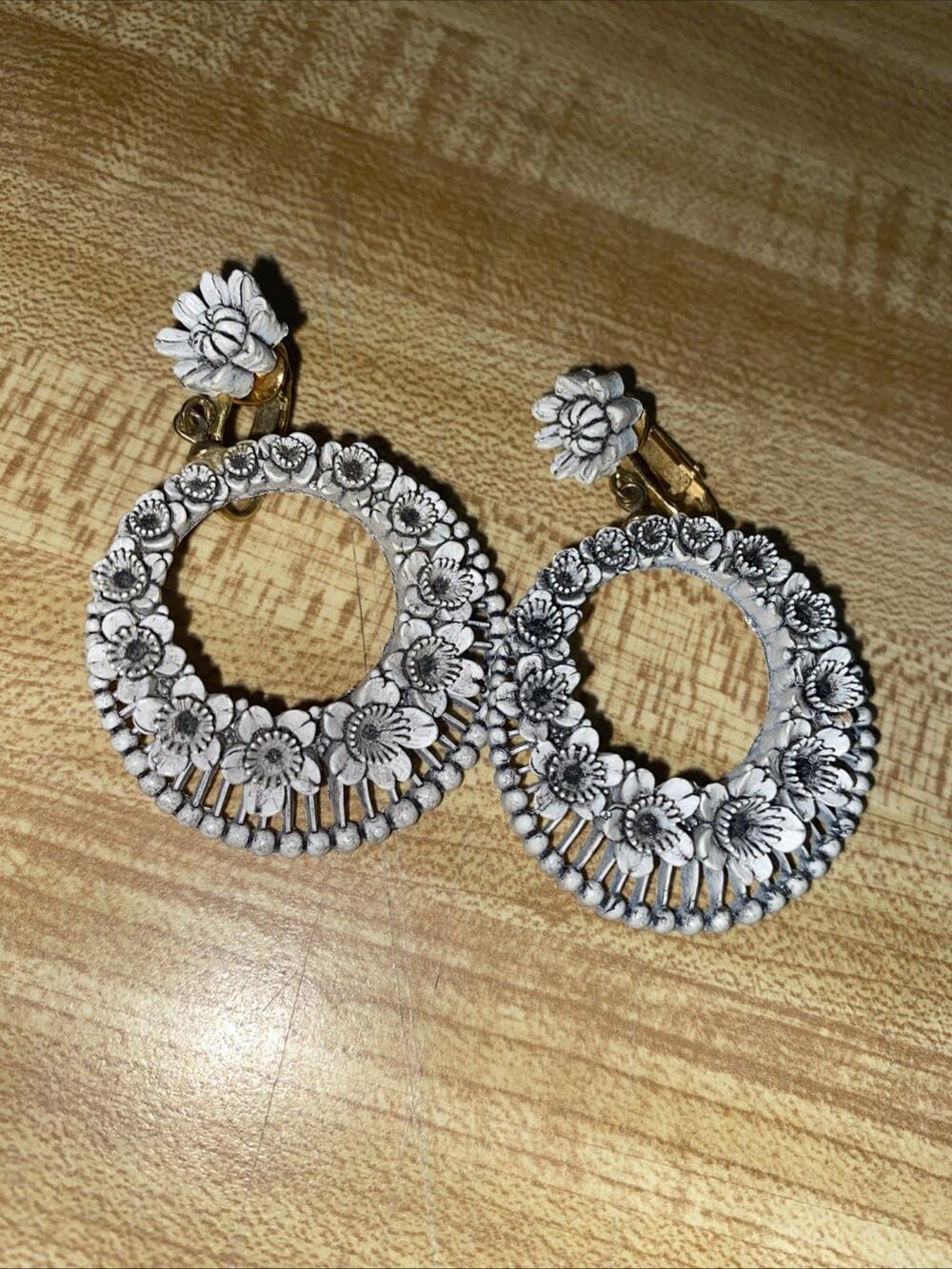 VTG Celluloid Featherweight Bouquet Ring Wreath Earrings Clip On